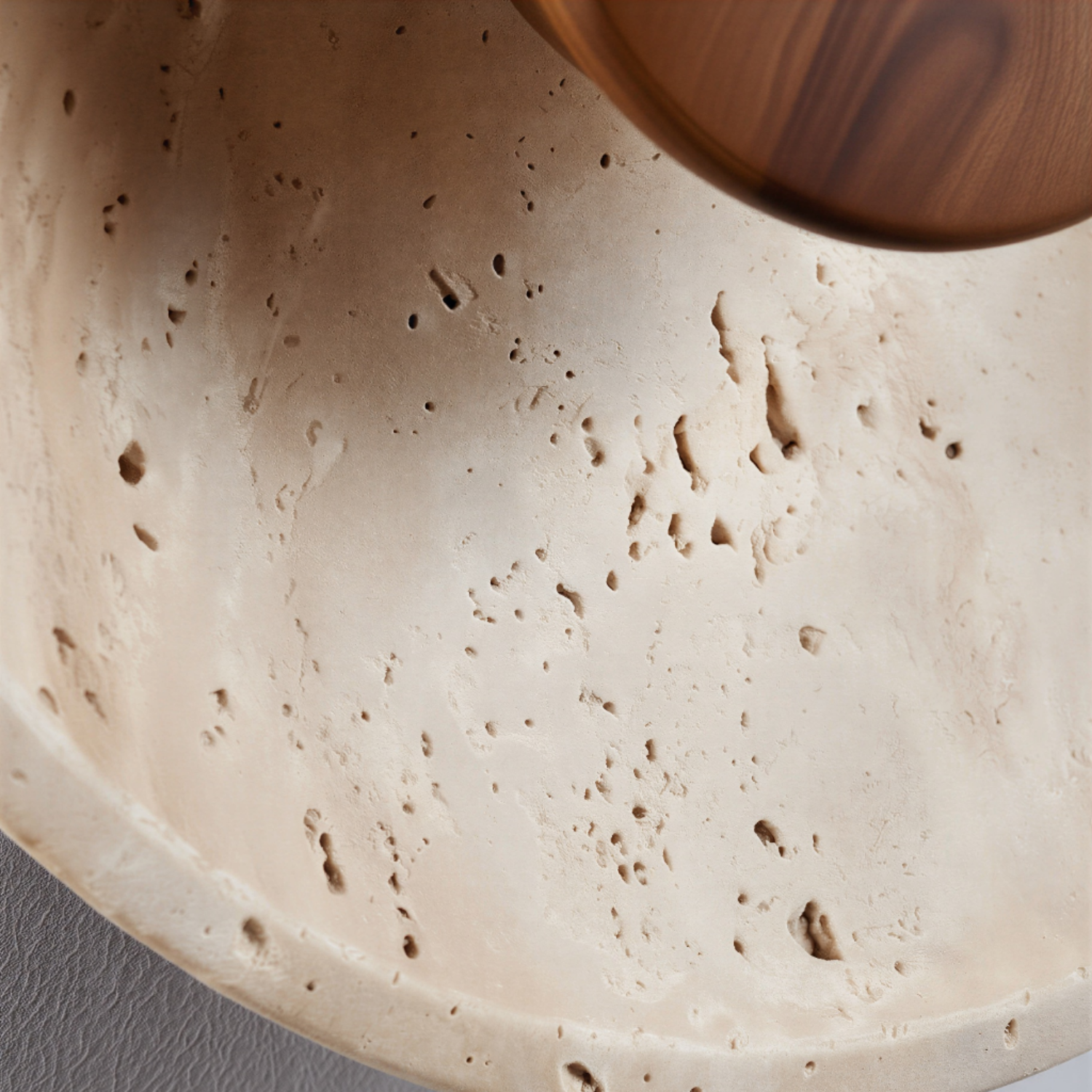 Applique murale ronde en pierre de travertin naturel et bois | Colette