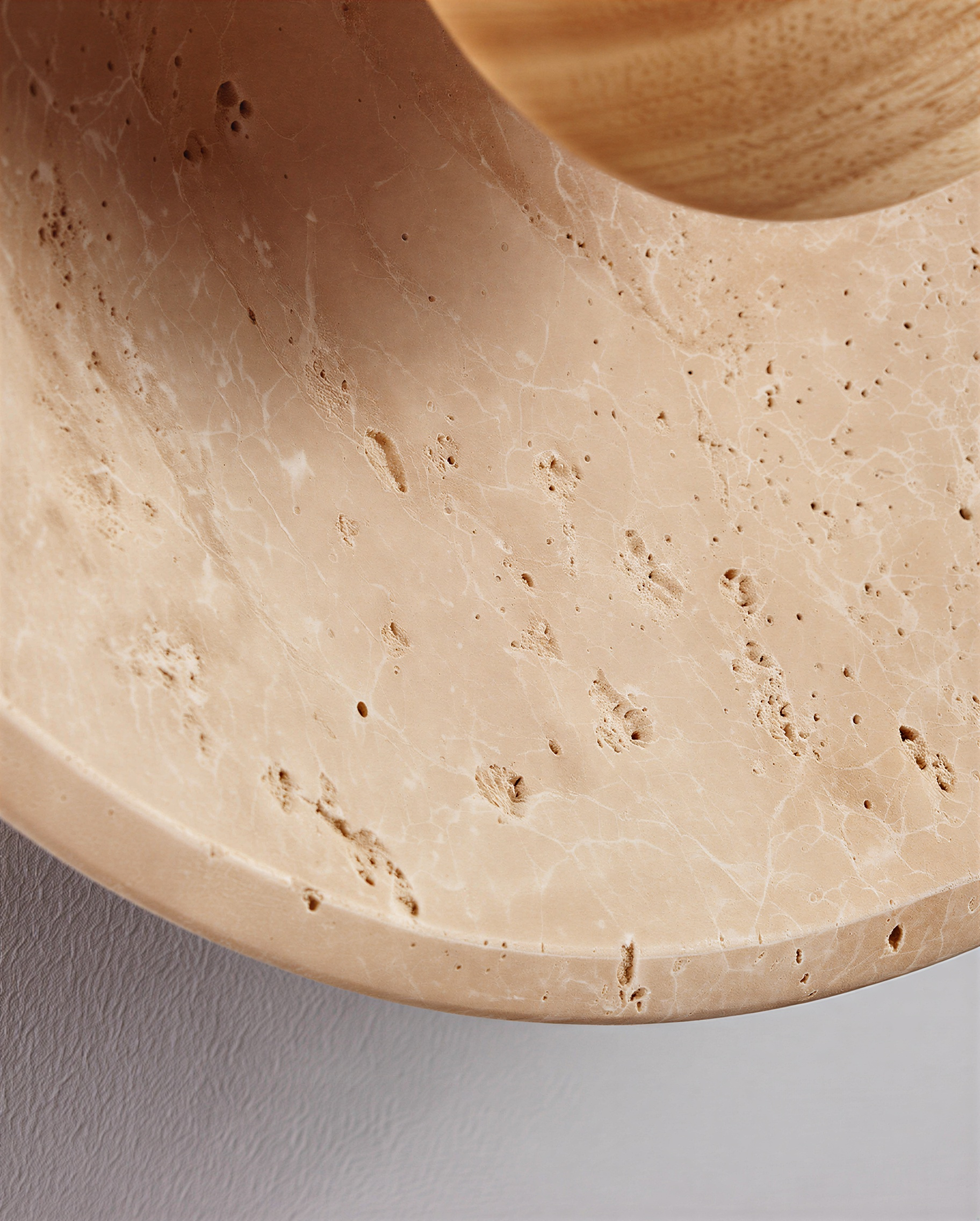 Applique murale ronde en pierre de travertin naturel et bois | Colette